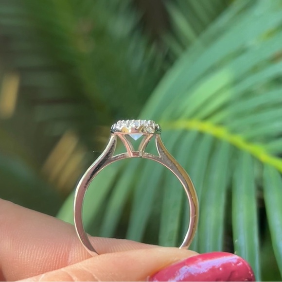 Elegant Halo Ring - Picture 6 of 8